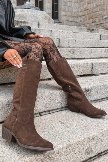 faux suede dameslaarzen tot de knie op een lage hak geïsoleerd Big Star UU274519 in chocoladekleur 2