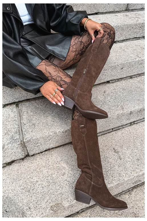 Faux-Suede Damenstiefel bis zum Knie mit niedrigem Absatz isoliert Big Star UU274519 in Schokoladenfarbe