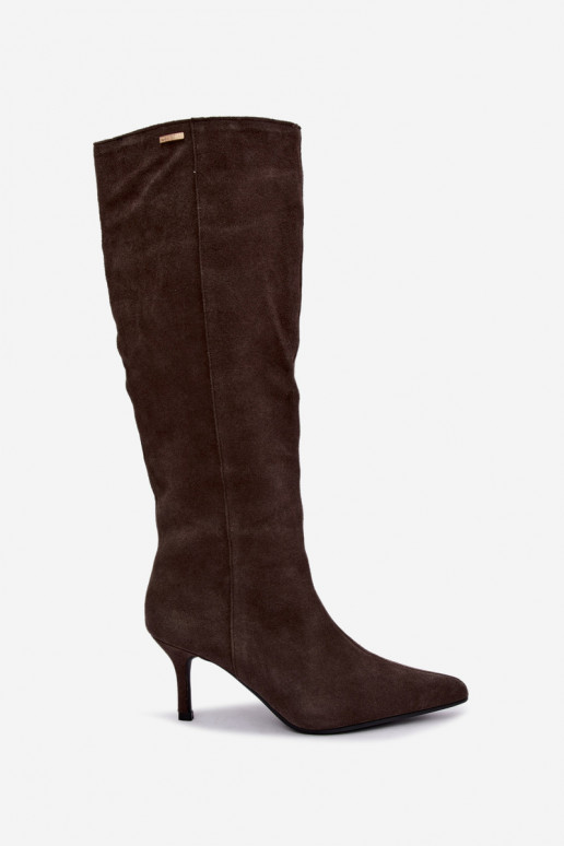 Faux-Suede kniehohe Stiefel mit dünnen Absätzen isoliert im Slipper-Modell Big Star UU274495 in dunkelbrauner Farbe