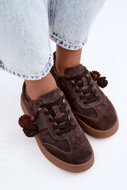 Faux suede sneakers met fluffy pompons Vinceza 79682 chocoladekleurig