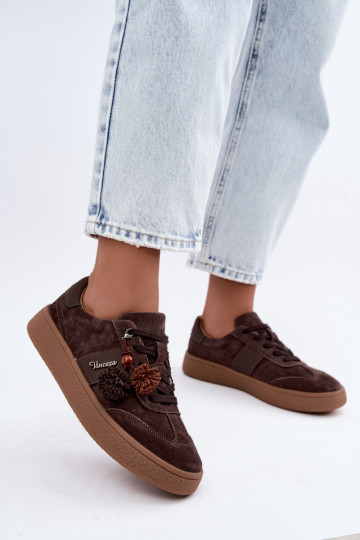 Sneaker aus Kunstveloursleder mit flauschigen Pompons Vinceza 79682 schokoladenfarben 2