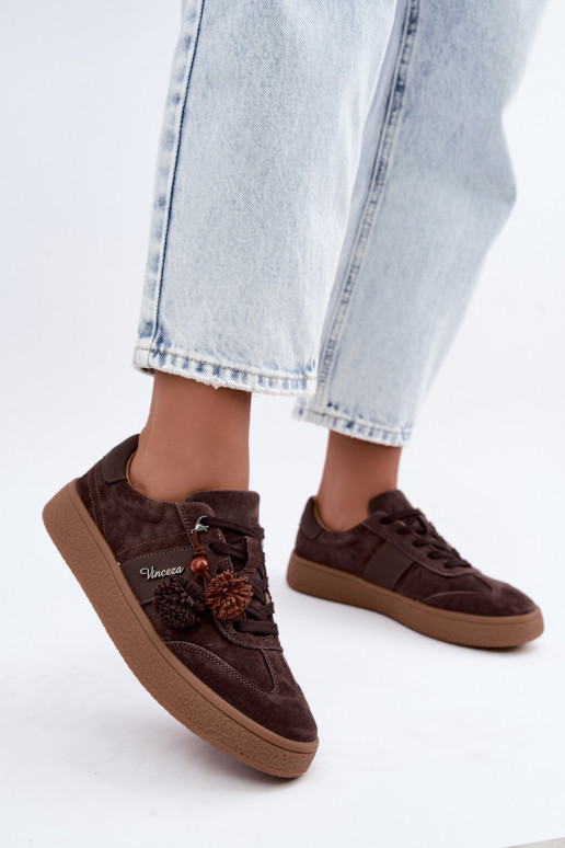 Baskets en daim synthétique avec pompons Vinceza 79682 couleur chocolat
