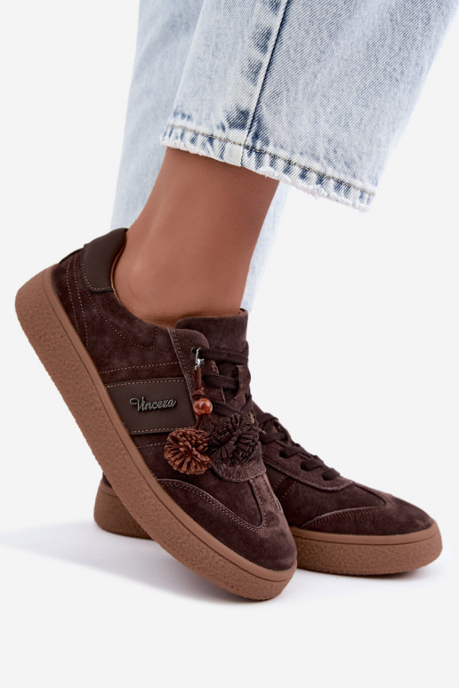 Faux suede sneakers met fluffy pompons Vinceza 79682 chocoladekleurig
