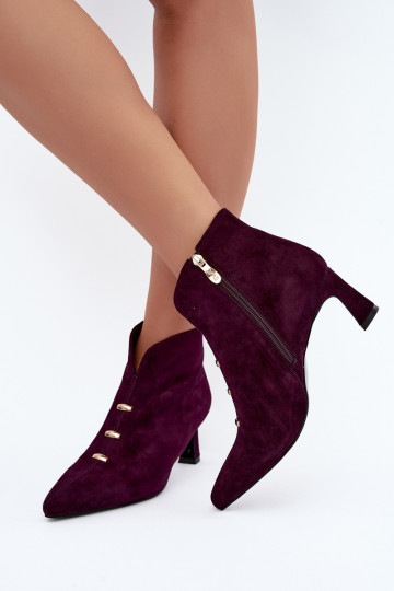 Chaussures en cuir suédé pour femmes isolées avec talons D&A CR62-3496 en couleur prune 2