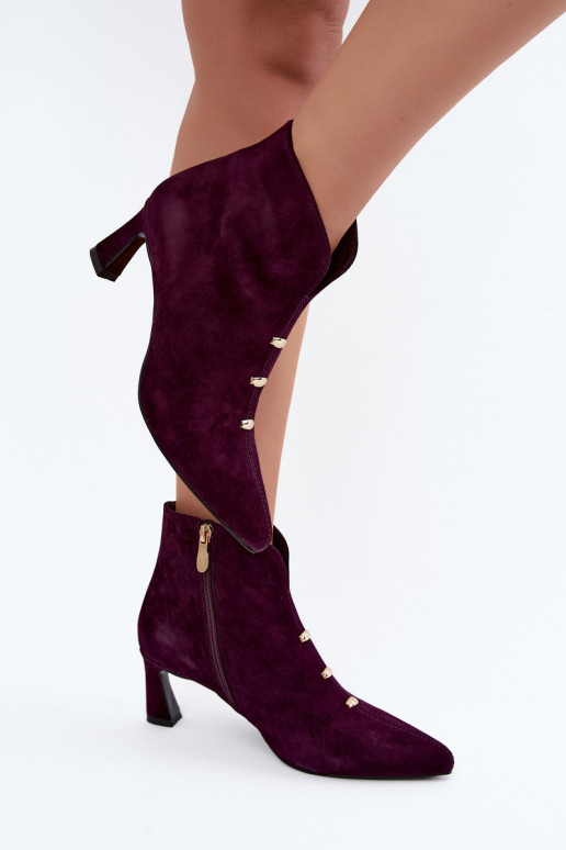 Chaussures en cuir suédé pour femmes isolées avec talons D&A CR62-3496 en couleur prune