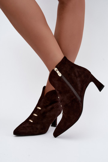 Chaussures en cuir suédé pour femmes isolées avec talons D&A CR62-3496 en couleur chocolat 2