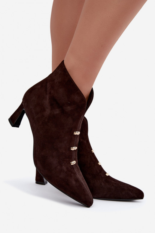 Chaussures en cuir suédé pour femmes isolées avec talons D&A CR62-3496 en couleur chocolat
