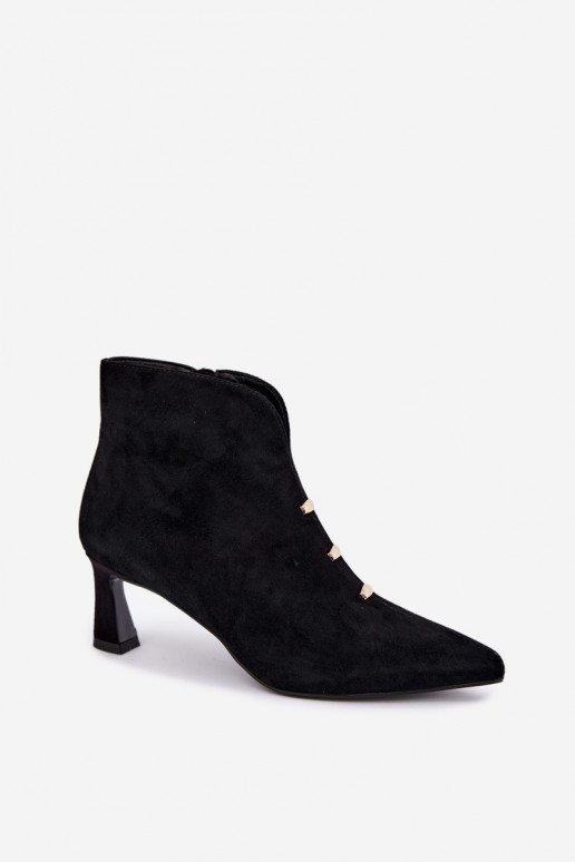 Chaussures en cuir suédé pour femmes isolées avec talons D&A CR62-3496 en couleur noire