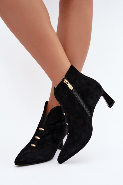 Chaussures en cuir suédé pour femmes isolées avec talons D&A CR62-3496 en couleur noire