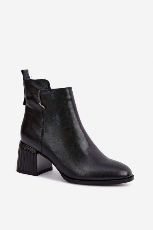 Leder Stiefeletten mit Absätzen isoliert D&A CR62-3442 in schwarzer Farbe