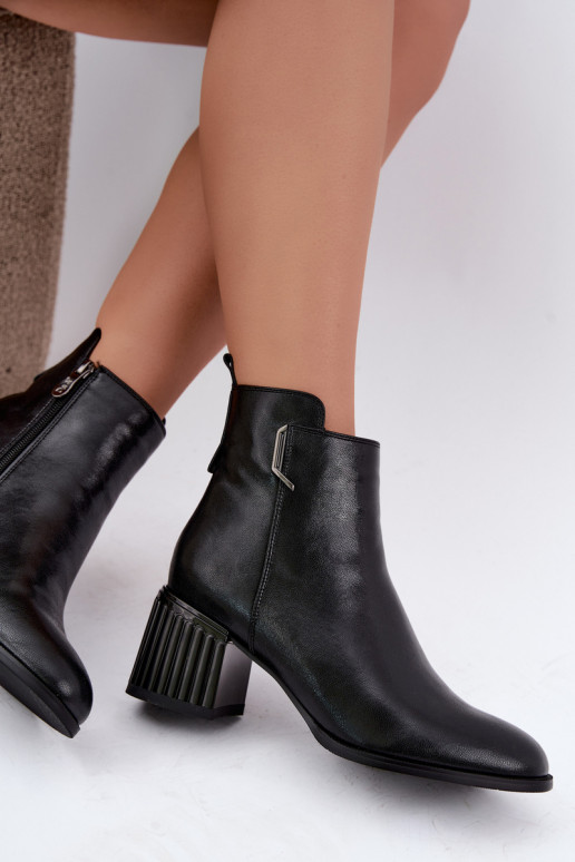 Leder Stiefeletten mit Absätzen isoliert D&A CR62-3442 in schwarzer Farbe