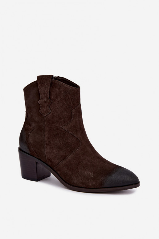 Bottes en cuir suédé isolées de style cowboy D&A CR62-3395 en couleur brun foncé