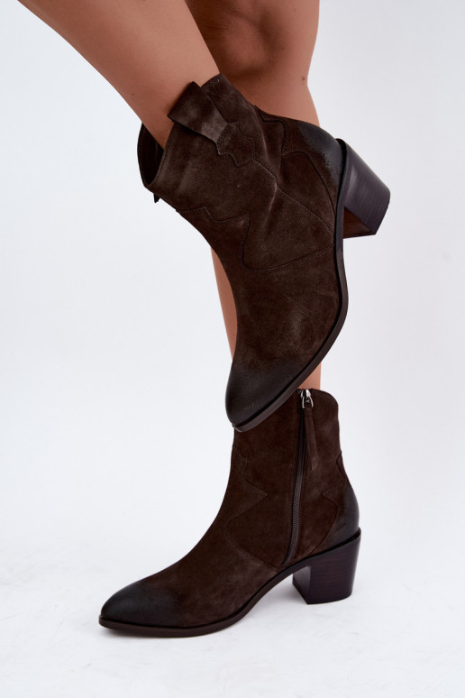 Bottes en cuir suédé isolées de style cowboy D&A CR62-3395 en couleur brun foncé