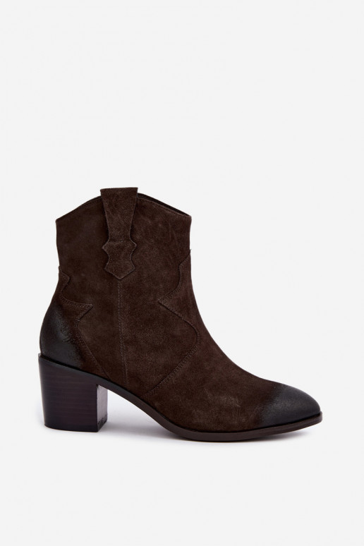 Bottes en cuir suédé isolées de style cowboy D&A CR62-3395 en couleur brun foncé