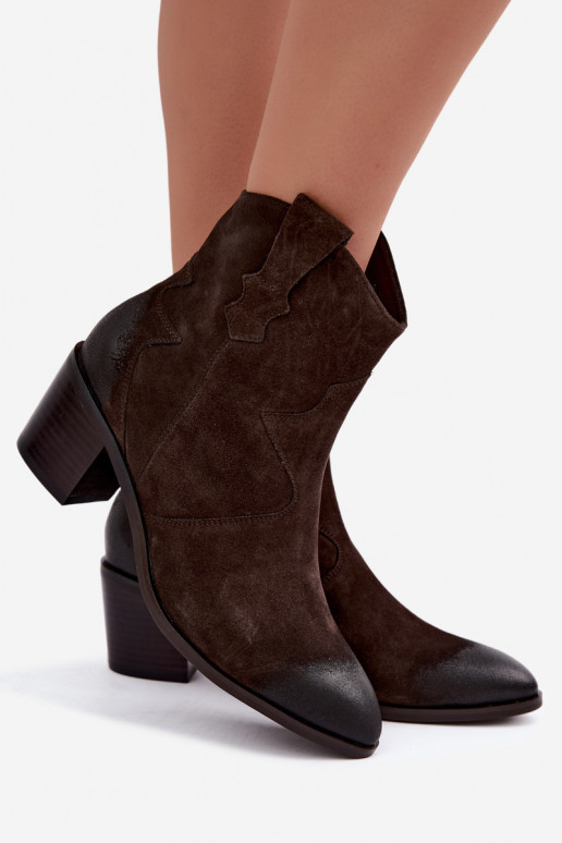 Bottes en cuir suédé isolées de style cowboy D&A CR62-3395 en couleur brun foncé