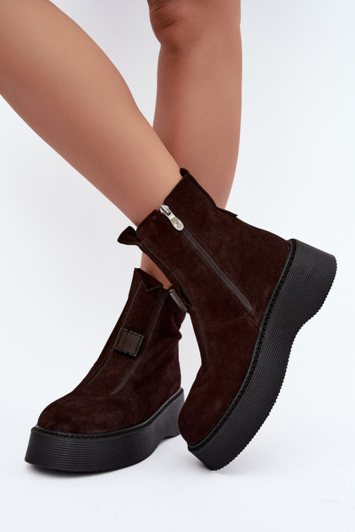 Enkellaarsjes van faux suede met plateau geïsoleerd D&A CR62-3448 in chocoladekleur