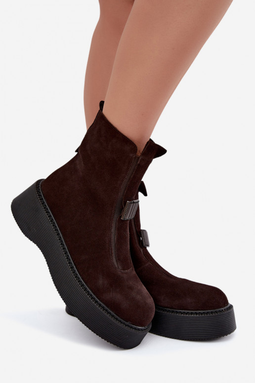 Enkellaarsjes van faux suede met plateau geïsoleerd D&A CR62-3448 in chocoladekleur