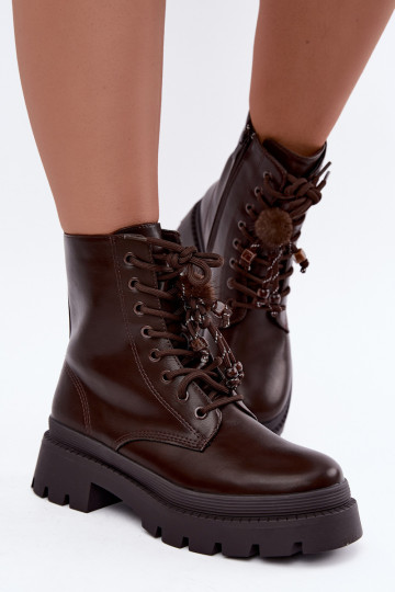 bottes isolées avec pompons en chocolat Faresse