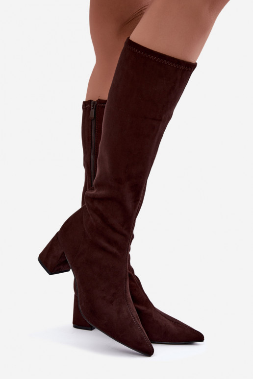 knielange Stiefel mit Absätzen und spitzen Zehen in Schokolade Amora