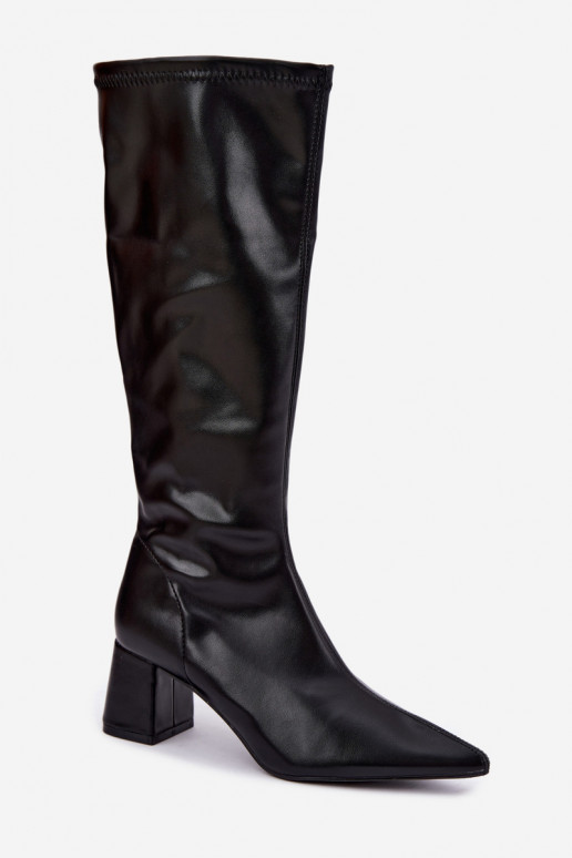knielange Stiefel mit Absätzen und spitzen Zehen aus Kunstleder in Schwarz Amora