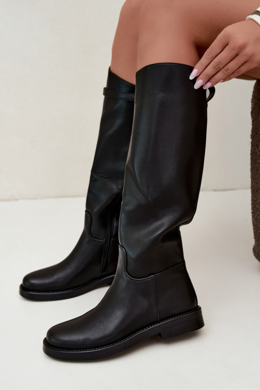 Lange Stiefel mit breiten Absätzen und dekorativen Riemen in schwarzer Farbe Famina