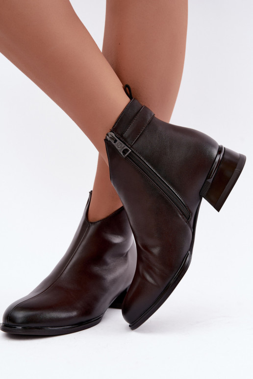 Wärmende Stiefeletten mit dekorativen Riemen in schokoladenfarbener Farbe Vinceza 58692