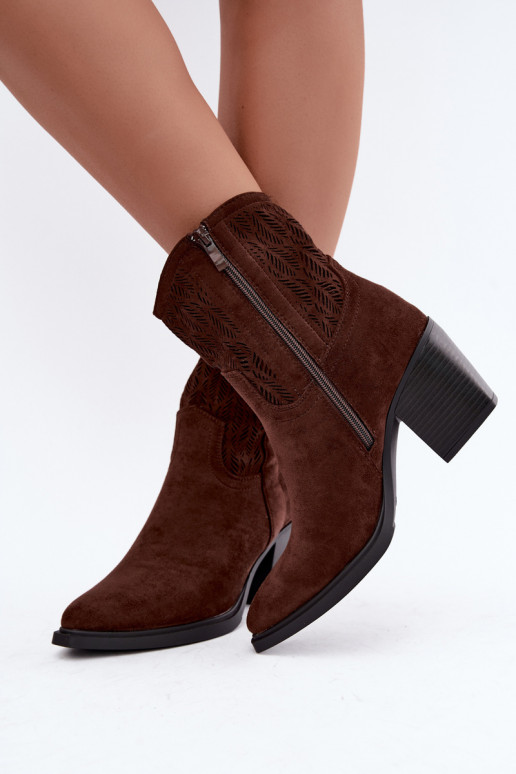 Bottines avec éléments découpés isolées en chocolat Salinae