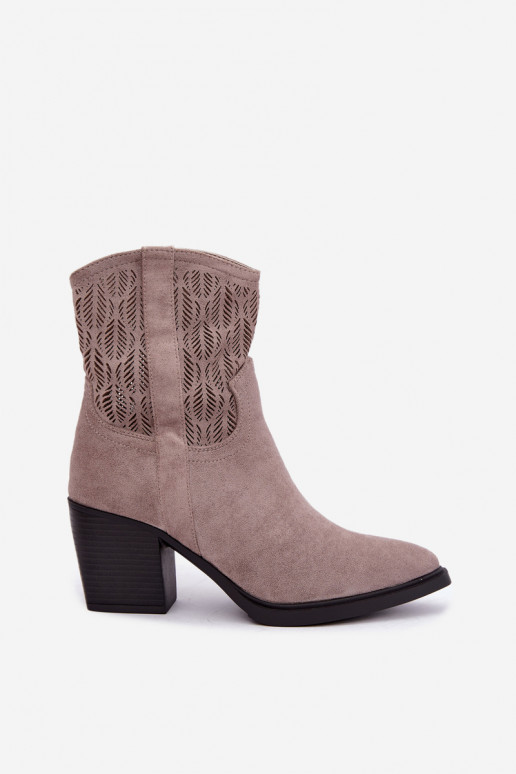 Stiefeletten mit Ausschnitt-Elementen isoliert in sandfarbener Farbe Salinae