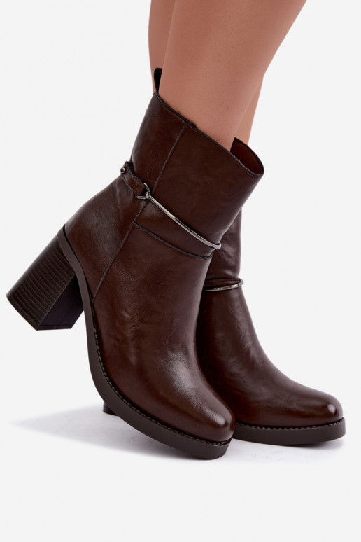 Bottines en cuir pour femmes isolées avec talons et talons décorés en chocolat Gracelle