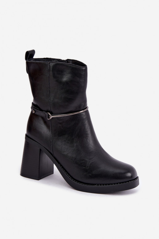 Leder-Damen-Stiefeletten isoliert mit Absätzen und verzierten Absätzen in schwarzer Farbe Gracelle