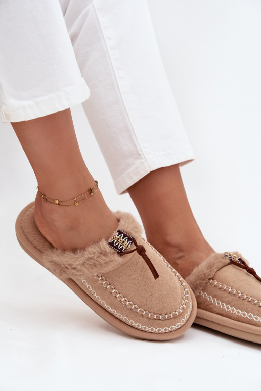 claquettes pour femmes avec fourrure et anneaux brodés en couleur sable Perivelle