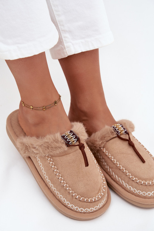 claquettes pour femmes avec fourrure et anneaux brodés en couleur sable Perivelle