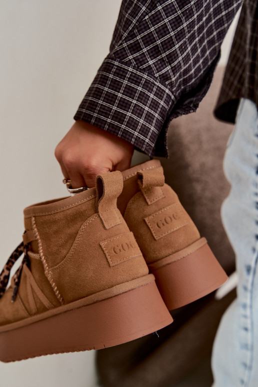Bruine faux suede sneeuwlaarzen met platform en stijlvolle details GOE UU2N4920