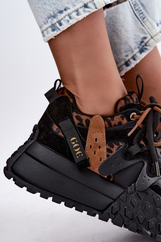 Zwarte sneakers van faux suede met platform en details in panterprint GOE UU2N4017