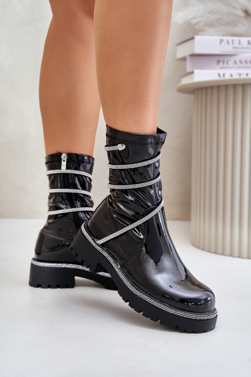 Lackierte Stiefeletten mit Dekoration in Schwarz Kikizelle