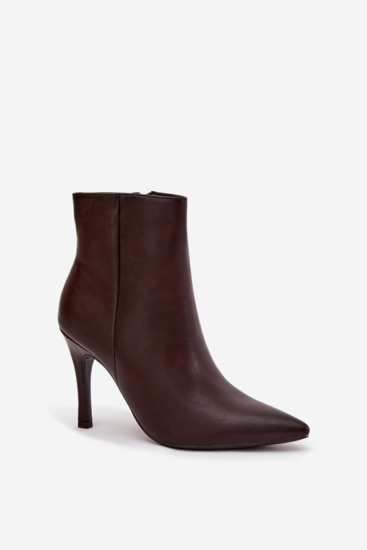 Isolierte Damen Stiefeletten mit dünnen Absätzen, aus Kunstleder, in Schokoladenfarbe Nolisse