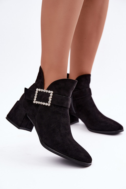 Bottines avec sangles et boucle décorative en noir Ameline