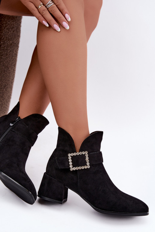 Stiefeletten mit Riemen und dekorativer Schnalle in Schwarz Ameline