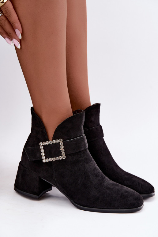 Stiefeletten mit Riemen und dekorativer Schnalle in Schwarz Ameline