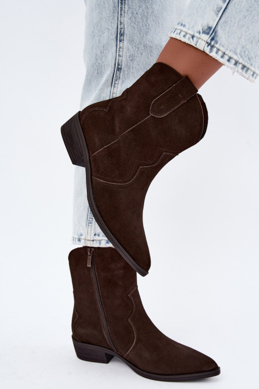 Bottes cowboy en daim couleur chocolat à petit talon Delsa