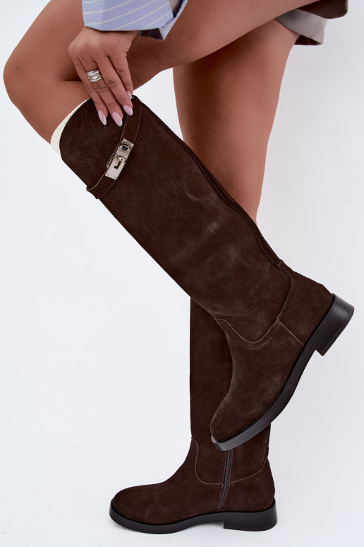 Bottes au-dessus du genou en daim couleur chocolat avec des sangles décoratives Clarimond