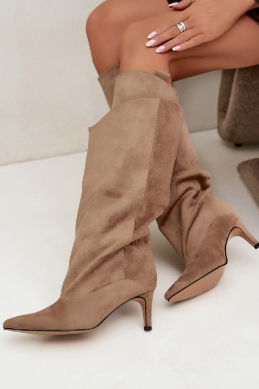 bottes hautes isolées avec volants et talons fins en couleur sable Auretta