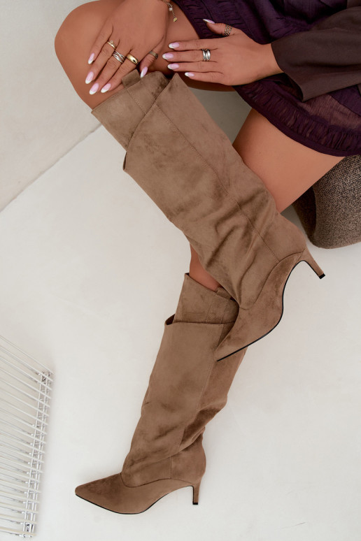 bottes hautes isolées avec volants et talons fins en couleur sable Auretta