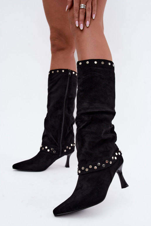 Bottes longues noires isolées avec décoration Tai turiris