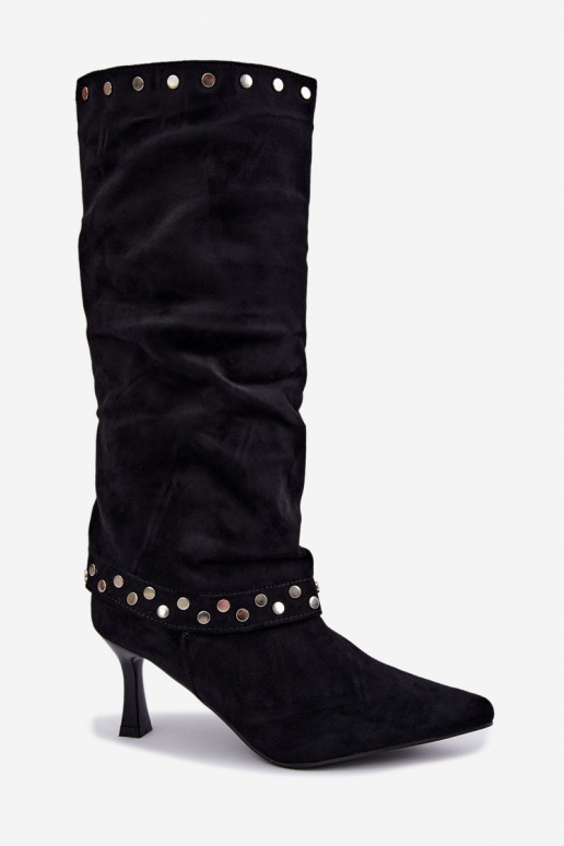 Bottes longues noires isolées avec décoration Tai turiris