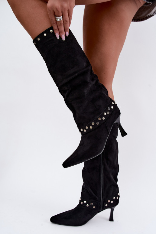 Bottes longues noires isolées avec décoration Tai turiris