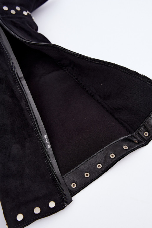 Bottes longues noires isolées avec décoration Tai turiris