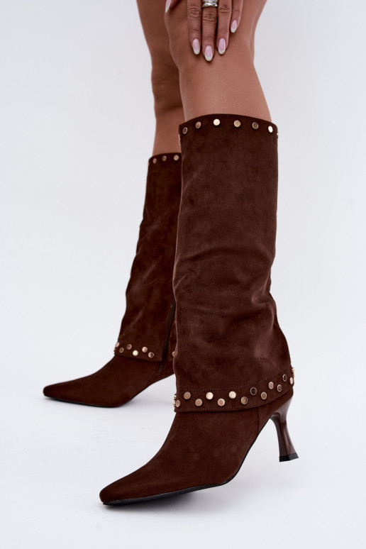 Bottes longues brunes isolées avec décoration Tai turiris