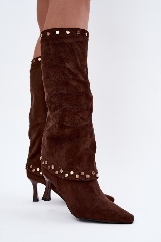 Bottes longues brunes isolées avec décoration Tai turiris