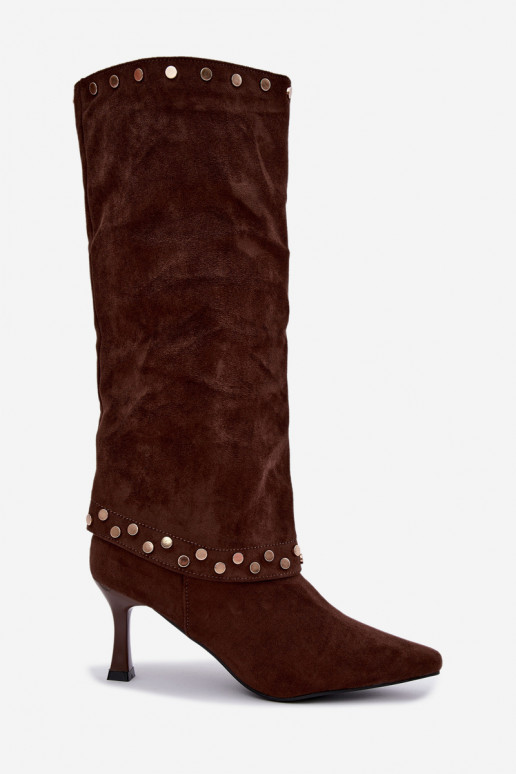Bottes longues brunes isolées avec décoration Tai turiris